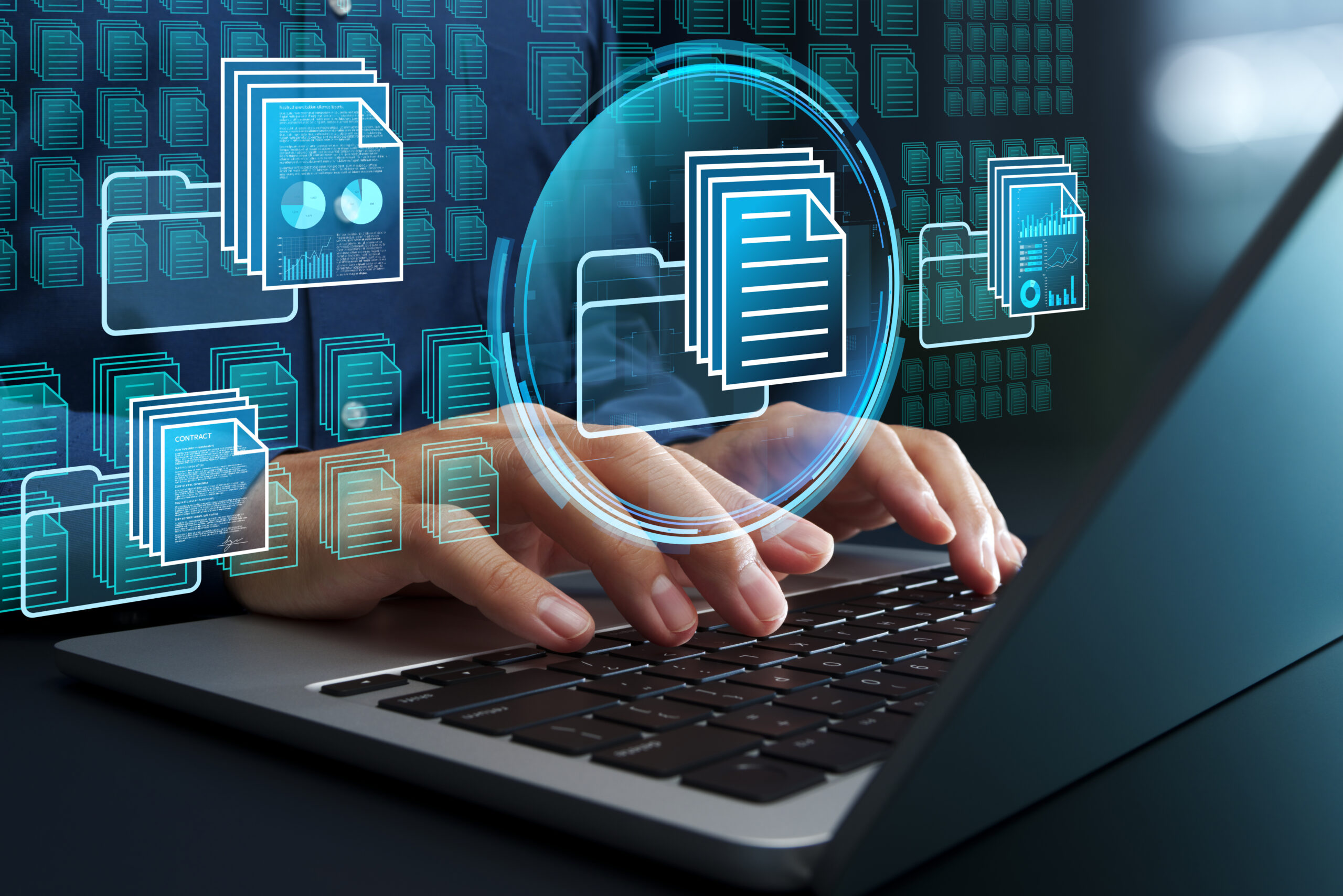 Händer som skriver på ett tangentbord på en bärbar dator med digitala fil- och dokumentsymboler överlagrade, som representerar datahantering, kunskapsutbyte, online fillagring eller digital dokumentorganisation.